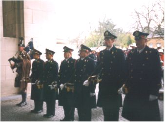 menin buglers.jpg (15510 bytes)