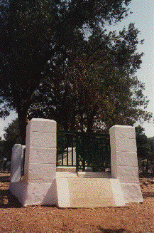 grave close up.gif (35961 bytes)