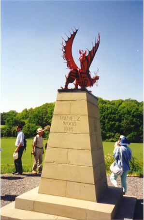 welsh dragon memorial.JPG (25110 bytes)